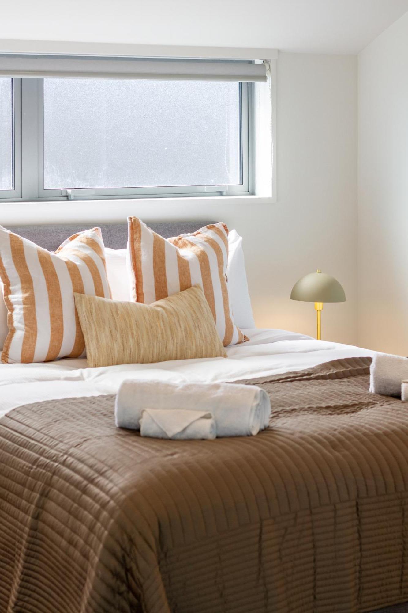 Spacious Near Avon River With Carpark Apartment *