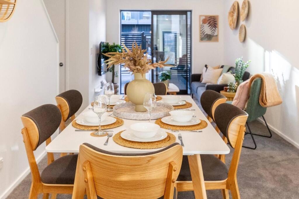3 Minutes Walk To Riverside Market 4bed4bath *