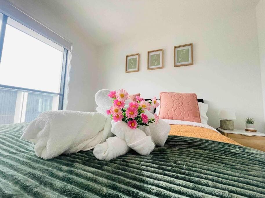 3 Minutes Walk To Riverside Market 4bed4bath