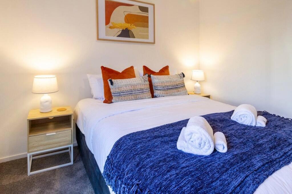 3 Minutes Walk To Riverside Market 4bed4bath