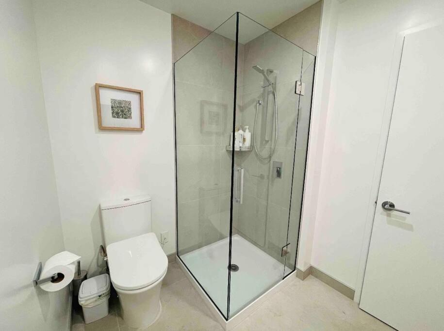 Apartment 3 Minutes Walk To Riverside Market 4bed4bath *