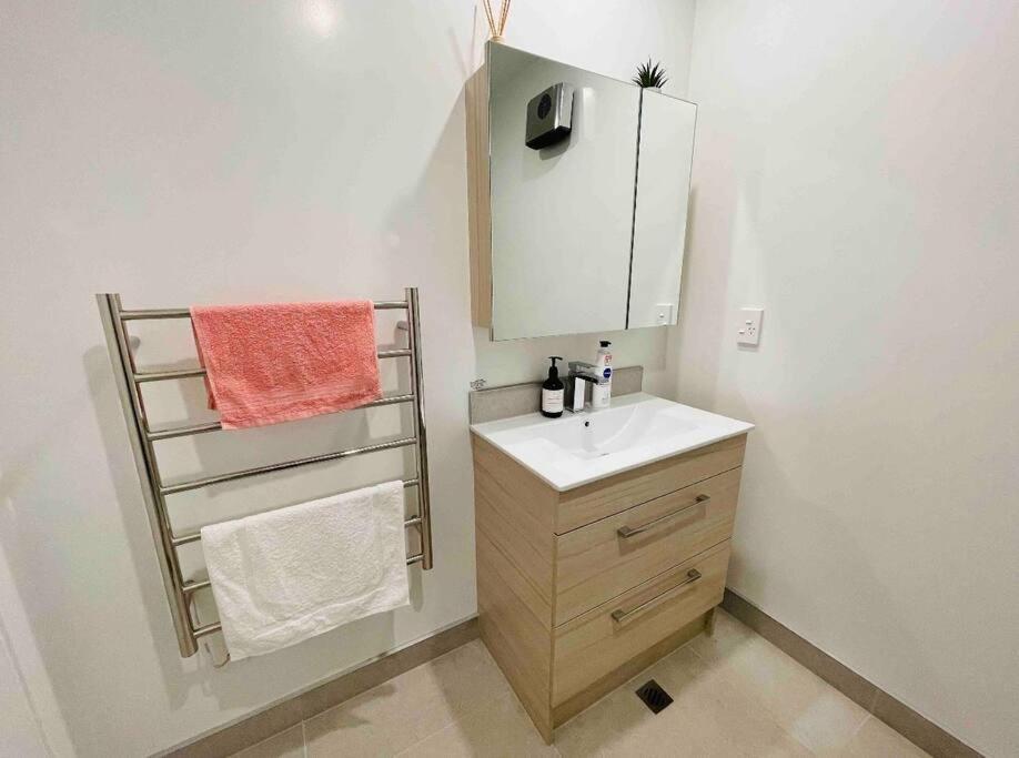 3 Minutes Walk To Riverside Market 4bed4bath *