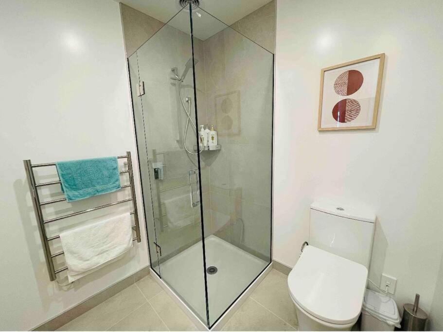 Apartment 3 Minutes Walk To Riverside Market 4bed4bath