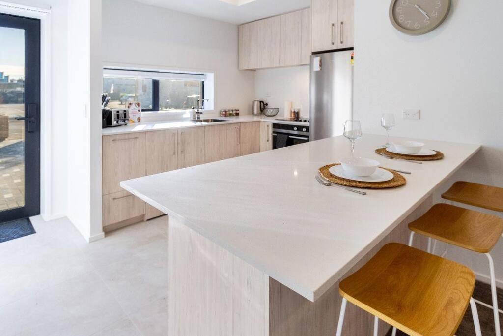 3 Minutes Walk To Riverside Market 4bed4bath *
