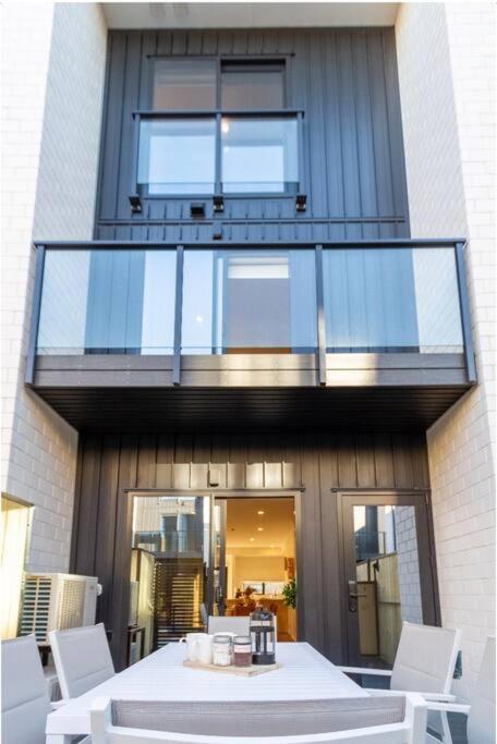 3 Minutes Walk To Riverside Market 4bed4bath Apartment