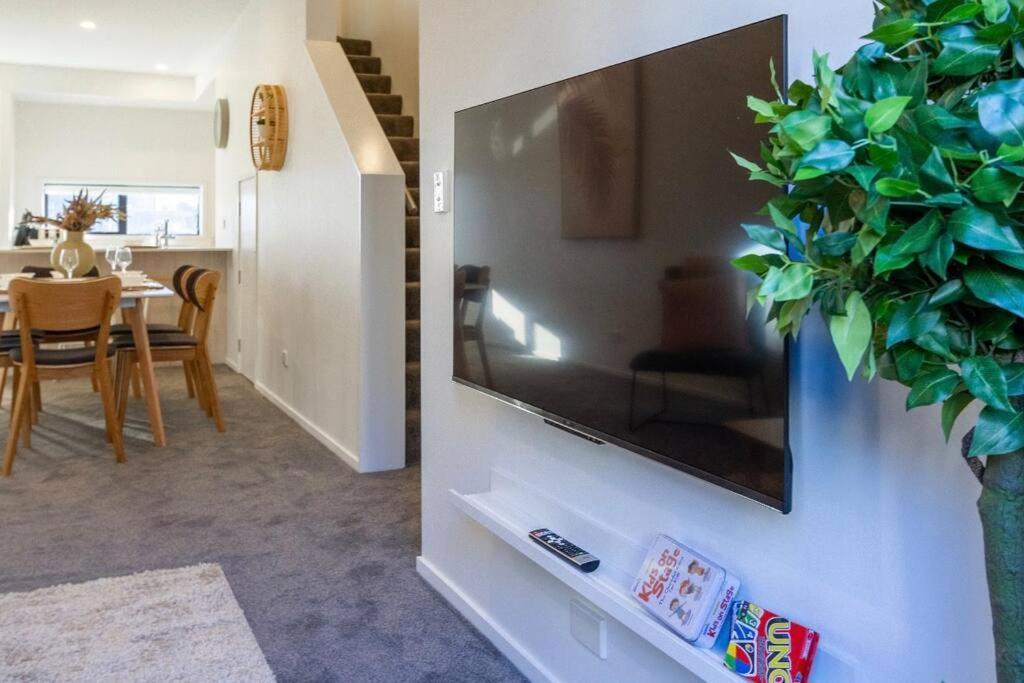 3 Minutes Walk To Riverside Market 4bed4bath *