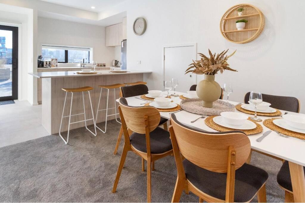 3 Minutes Walk To Riverside Market 4bed4bath Apartment