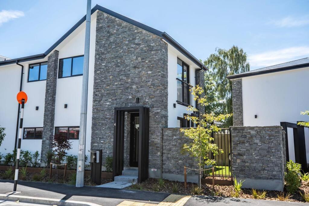 Brand New Opposite Hagley Park Close Cbd Hospital Apartment Christchurch