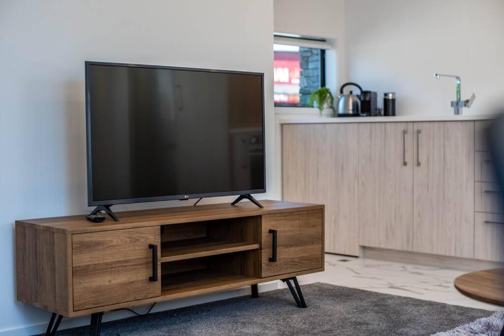 Brand New Opposite Hagley Park Close Cbd Hospital Apartment *