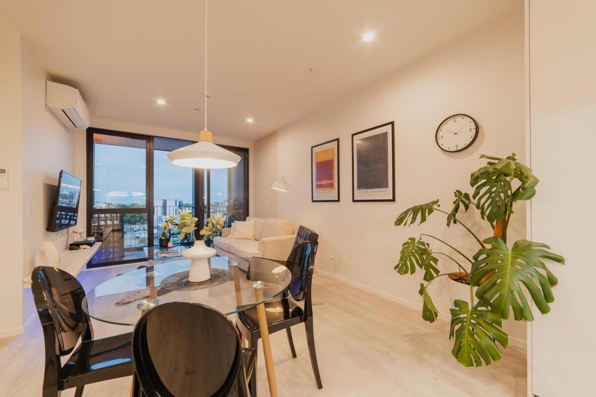 Vibrant Apartment *