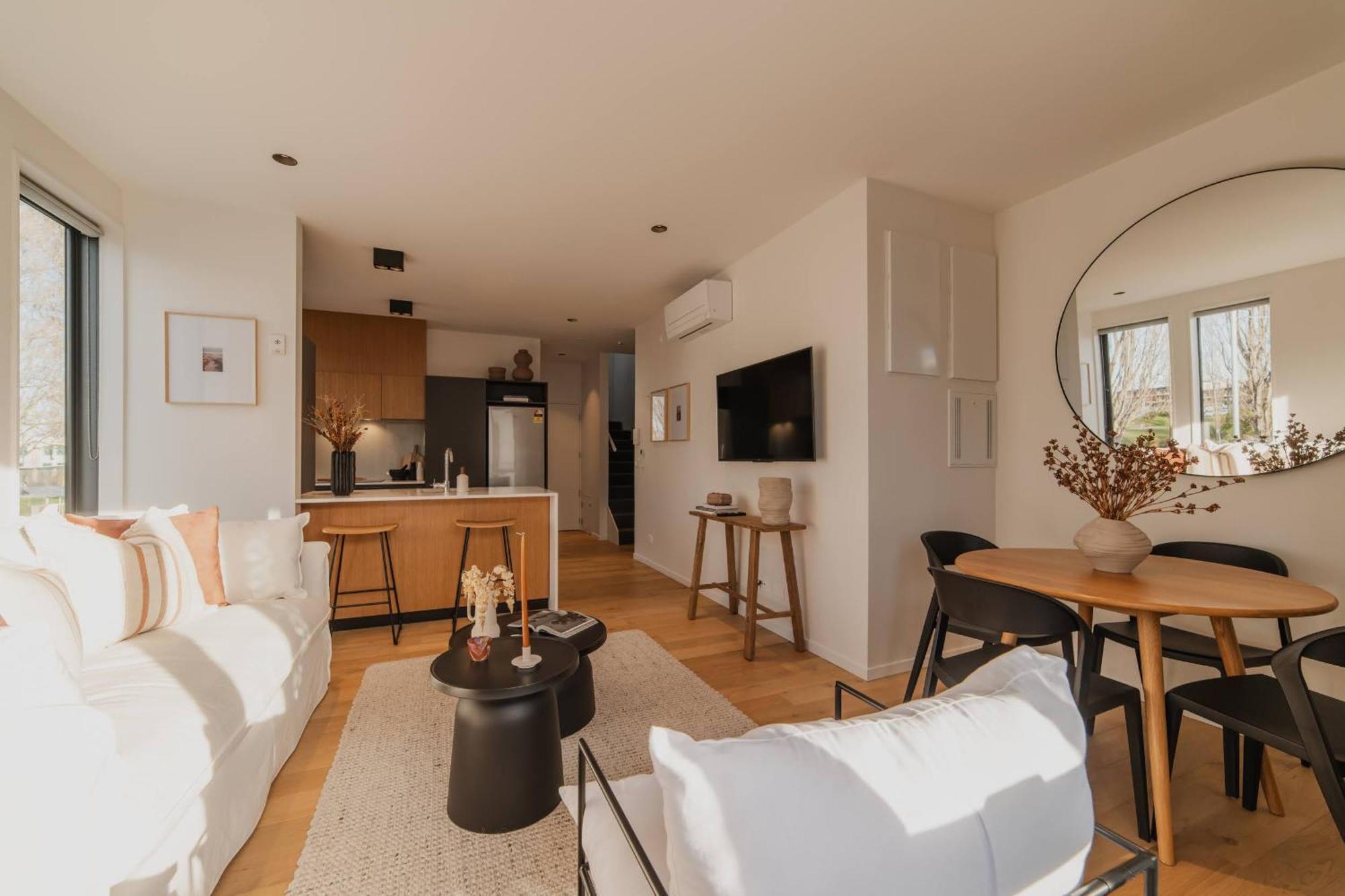 Chic And Contemporary Living At Cambridge Terrace *