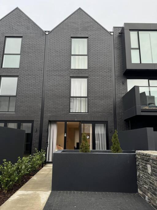 Black-luxe Living In The Heart Of City Apartment