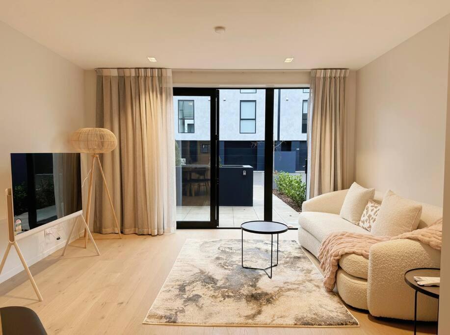 Black-luxe Living In The Heart Of City Apartment Christchurch