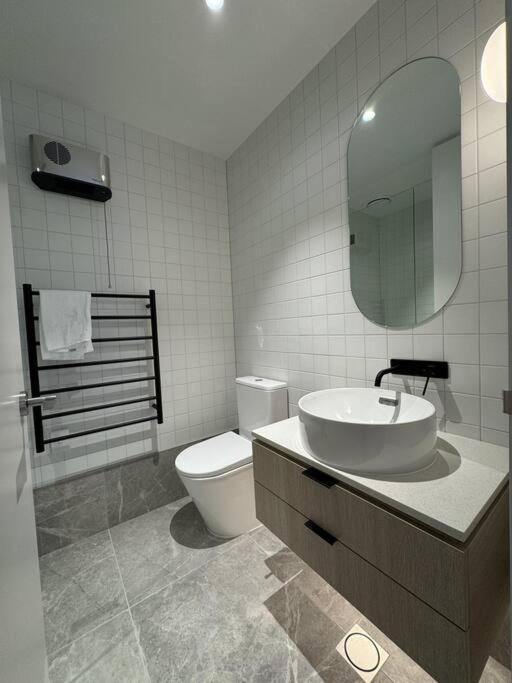 Black-luxe Living In The Heart Of City *