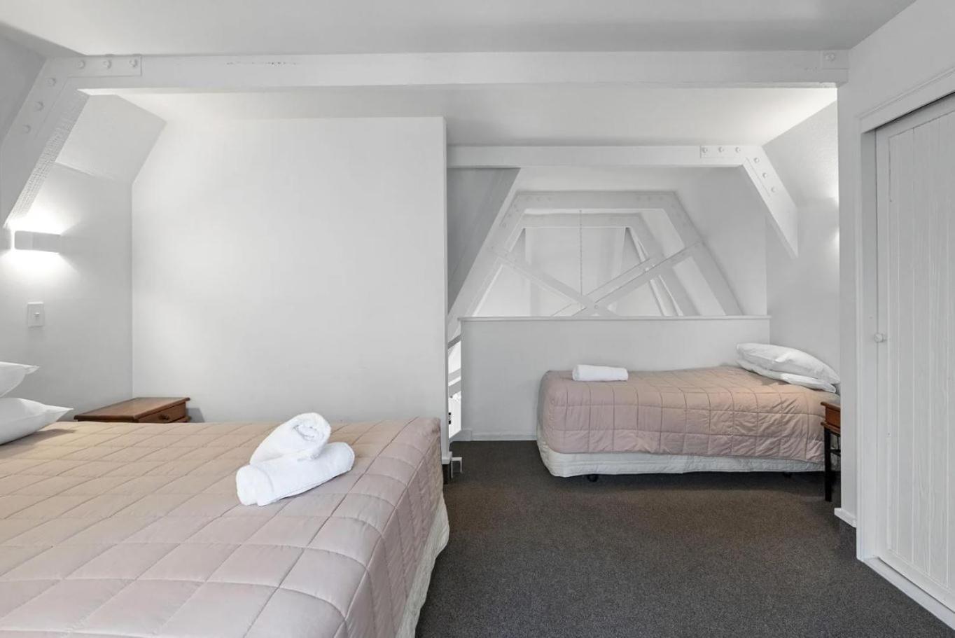Camelot Motor Motel 4*