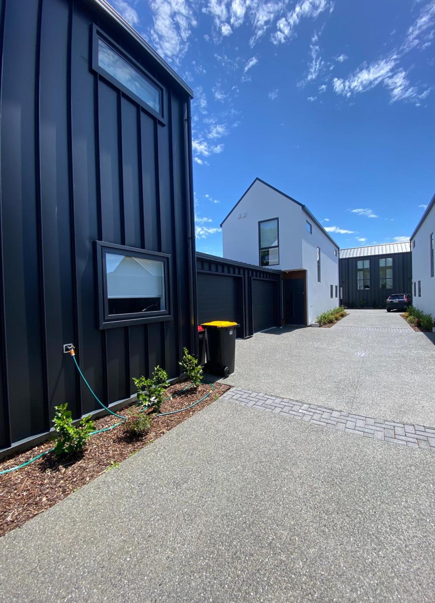 Chch Near Cbd Sleek New Townhouse 3 Beds 3 Bath With Onsite Garage