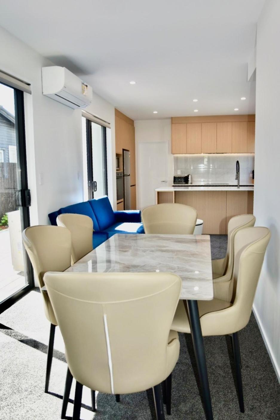 Holiday home Chch Near Cbd Sleek New Townhouse 3 Beds 3 Bath With Onsite Garage *