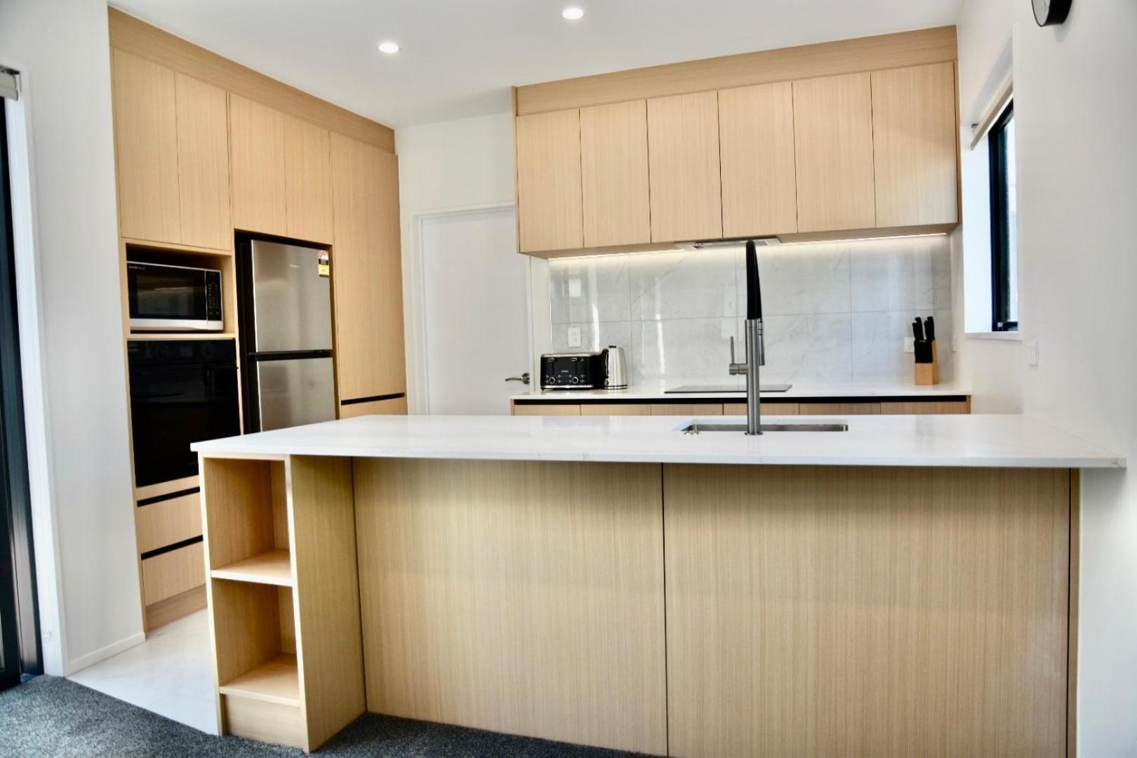 Chch Near Cbd Sleek New Townhouse 3 Beds 3 Bath With Onsite Garage *