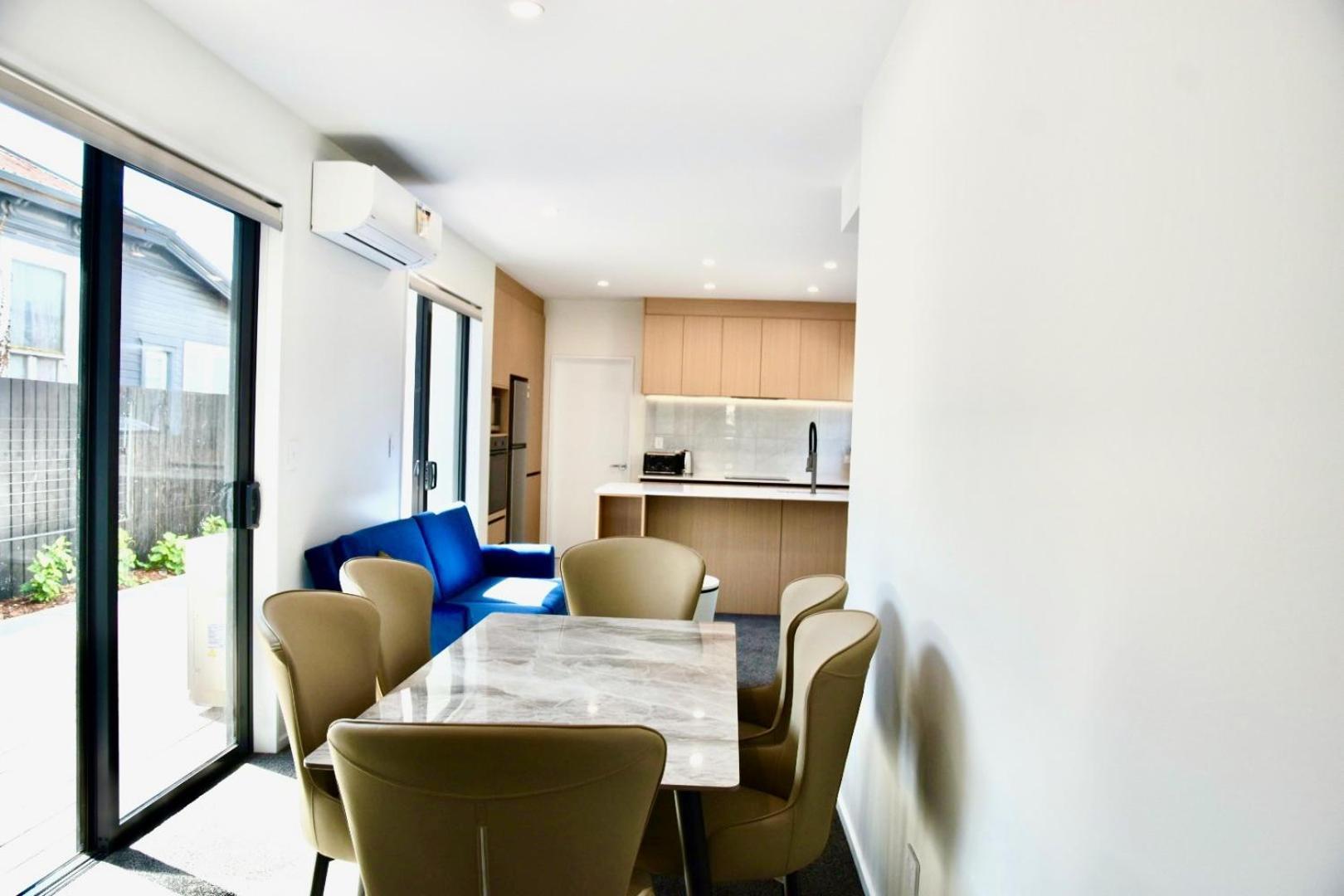 Chch Near Cbd Sleek New Townhouse 3 Beds 3 Bath With Onsite Garage