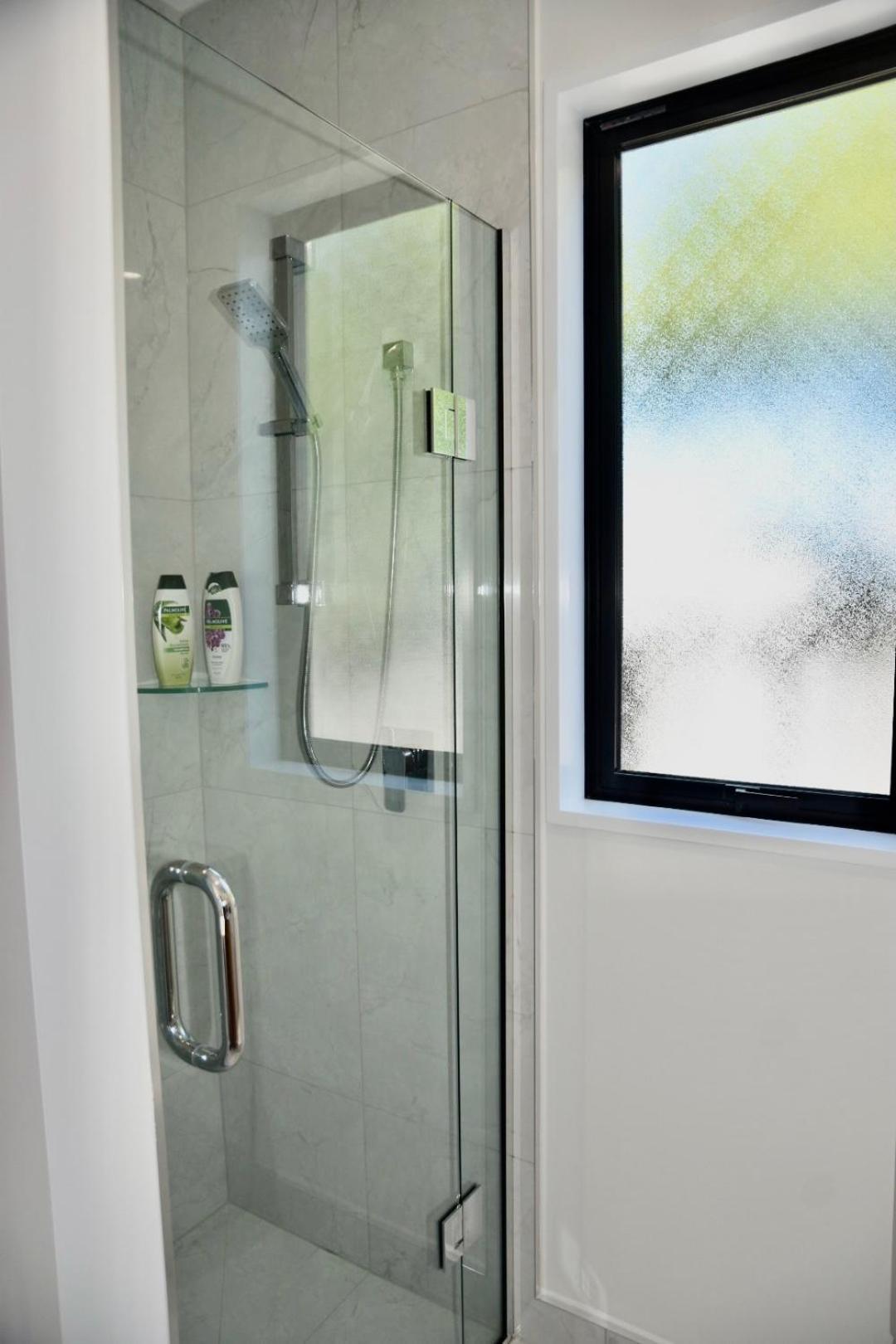 Chch Near Cbd Sleek New Townhouse 3 Beds 3 Bath With Onsite Garage Holiday home Christchurch