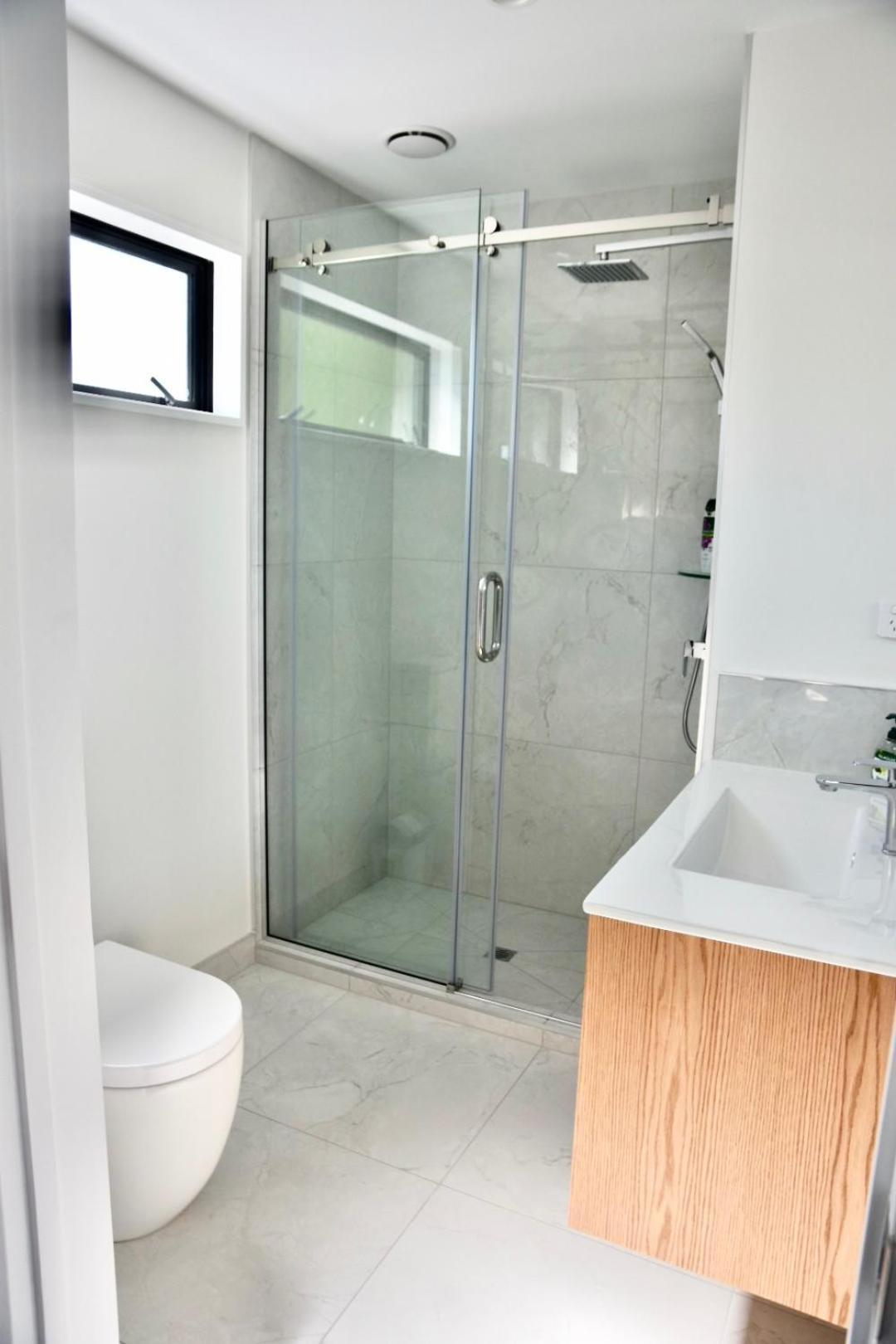 Chch Near Cbd Sleek New Townhouse 3 Beds 3 Bath With Onsite Garage Holiday home *