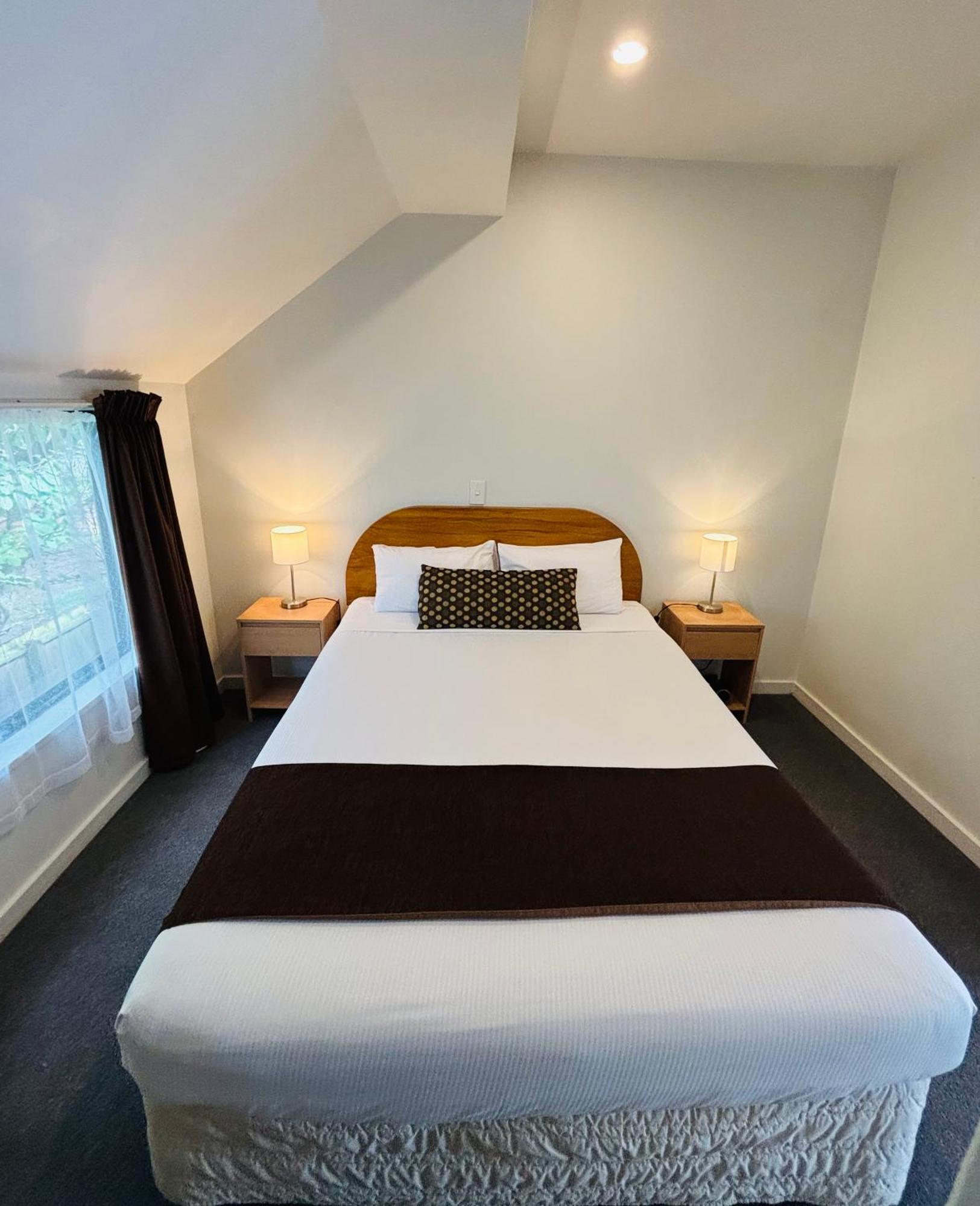 Bush Court 4*