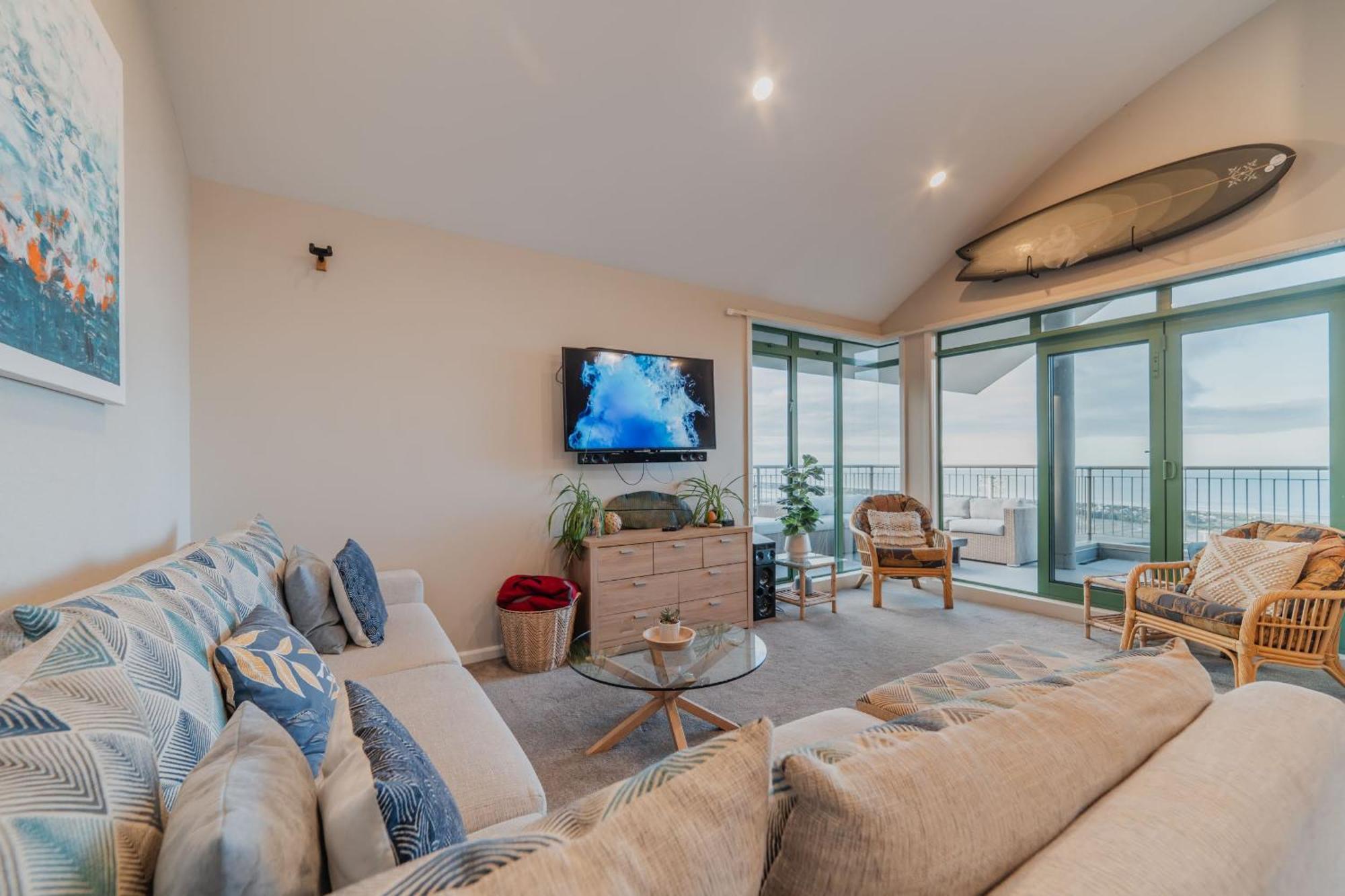 Elevated Ocean View Oasis - 3br 2 Bath Parking Holiday home *