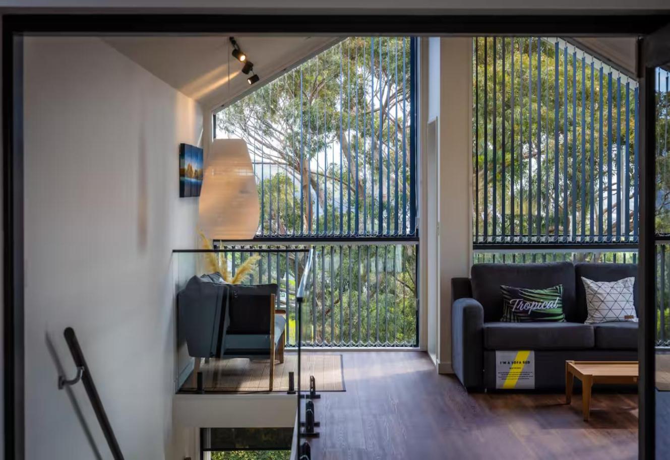 Modern Spacious Hillside Retreat With Scenic Views Apartment *