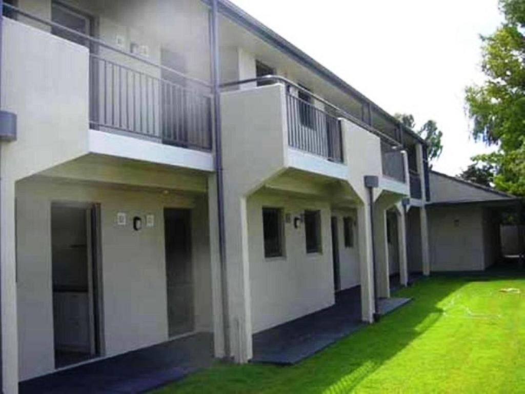 Azena & Motel 4*