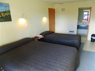 Airways Motel 4*