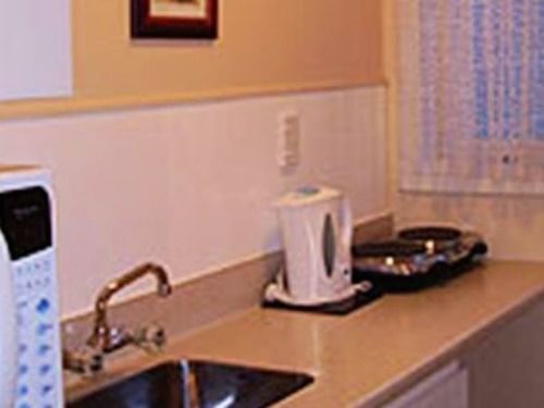Merivale Court & Motel 3*