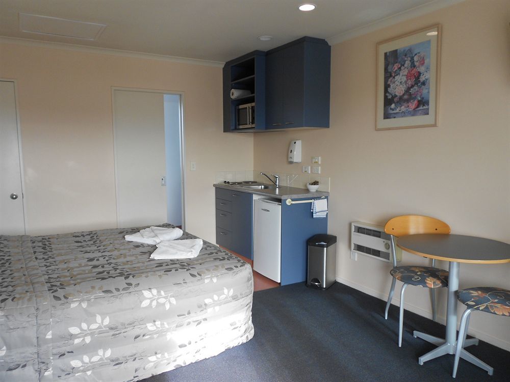 Northcote Motor 3*