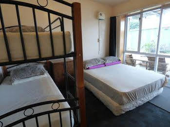 Racecourse Backpackers 2*