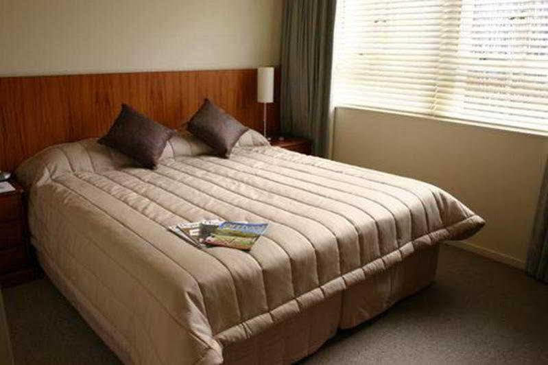 Poplars Hotel 4*