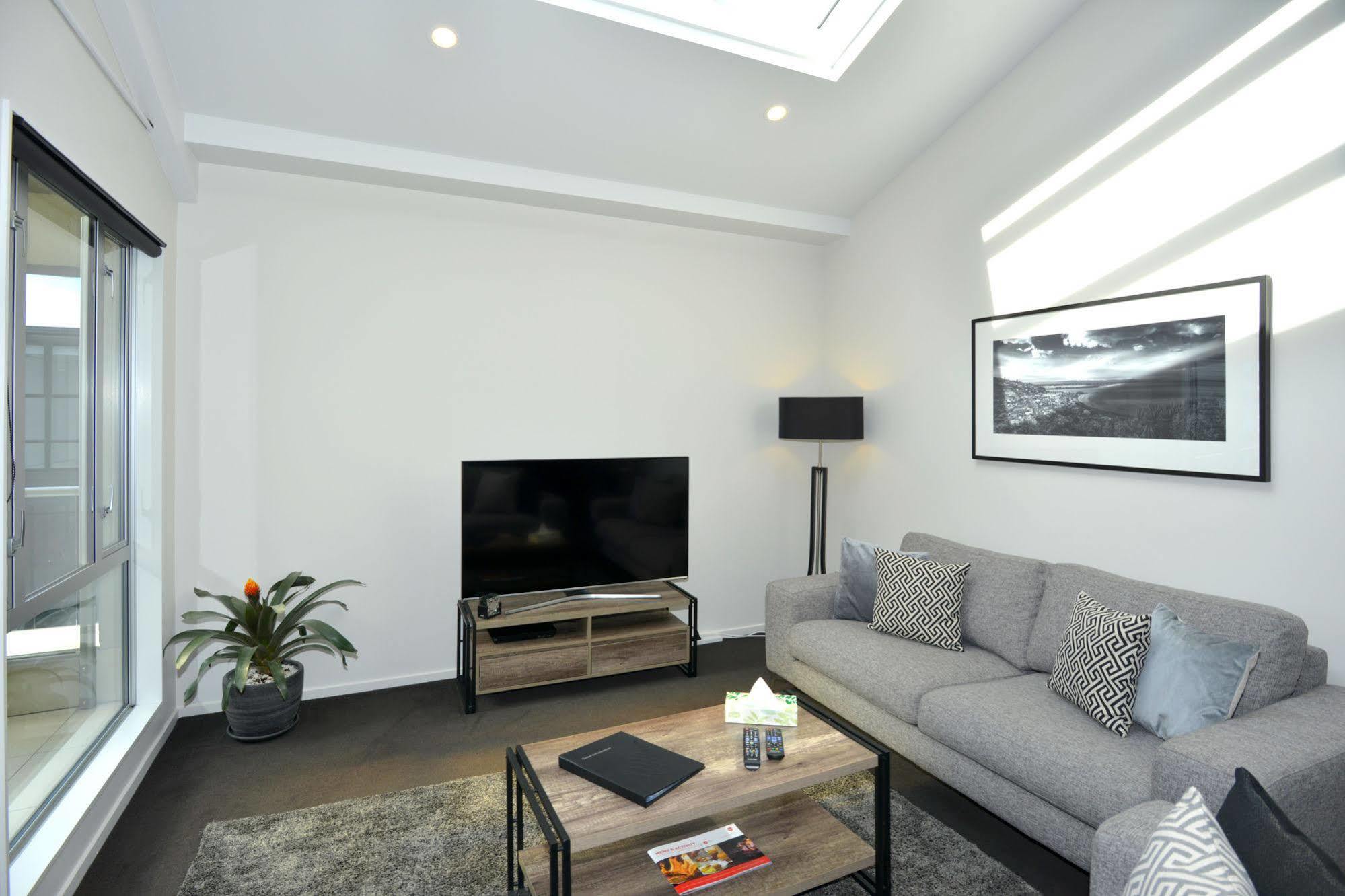 Southwark & 4*