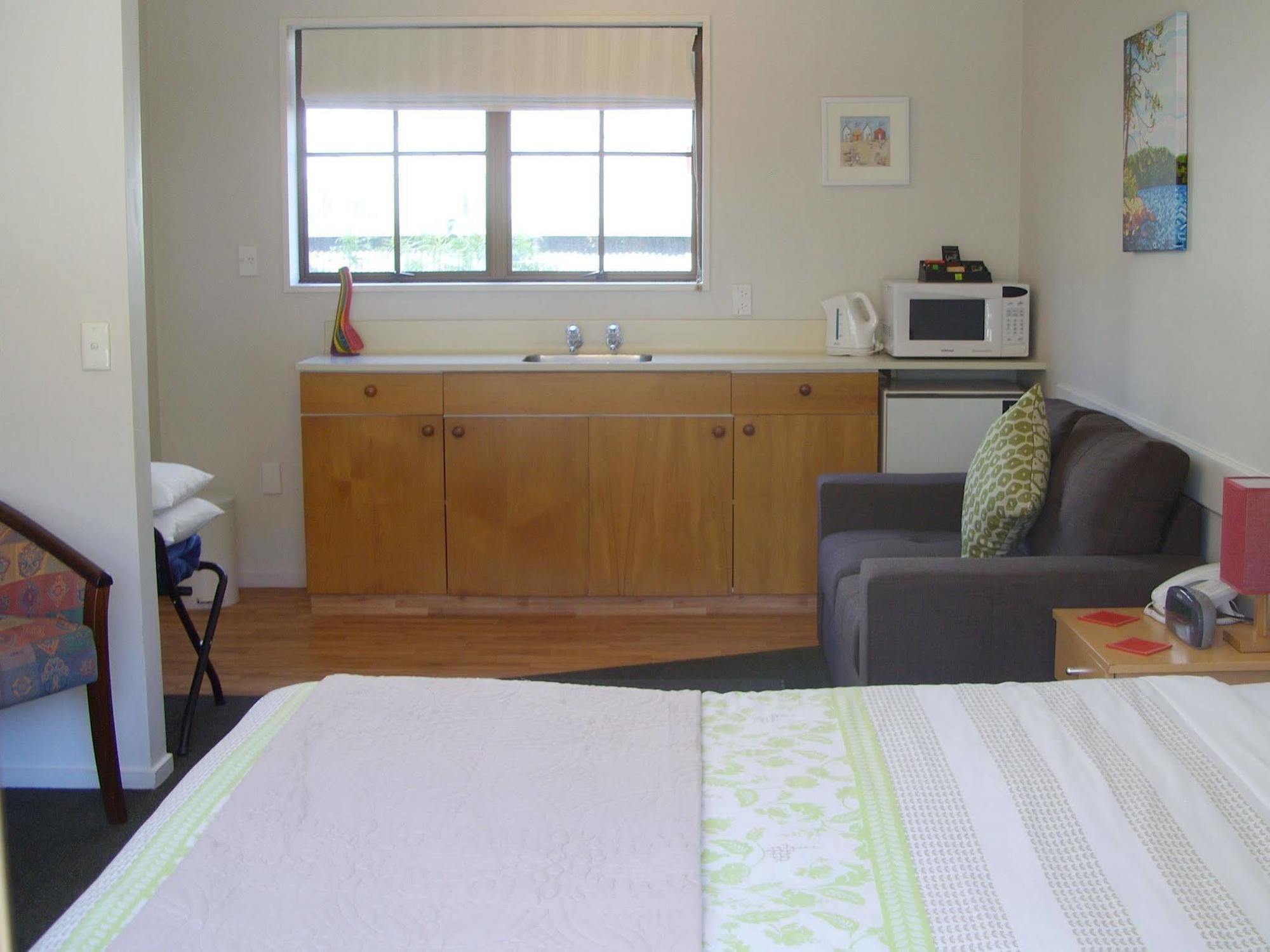 Tudor Court Motel 4*