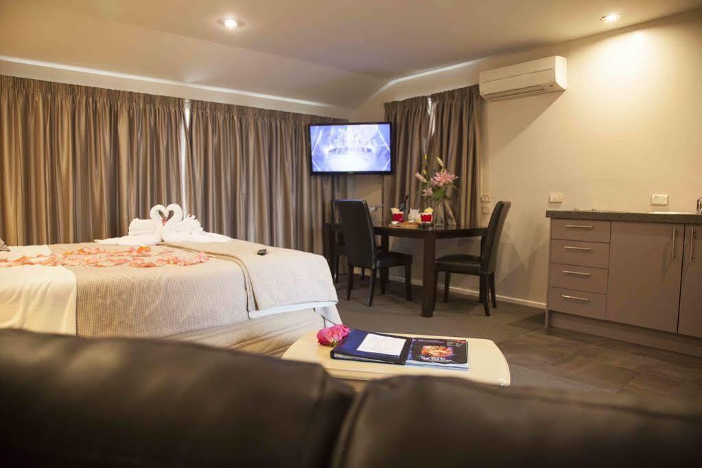 Arthur's Court Motor Motel 5*