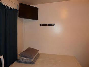 Racecourse Backpackers Hotel 2*
