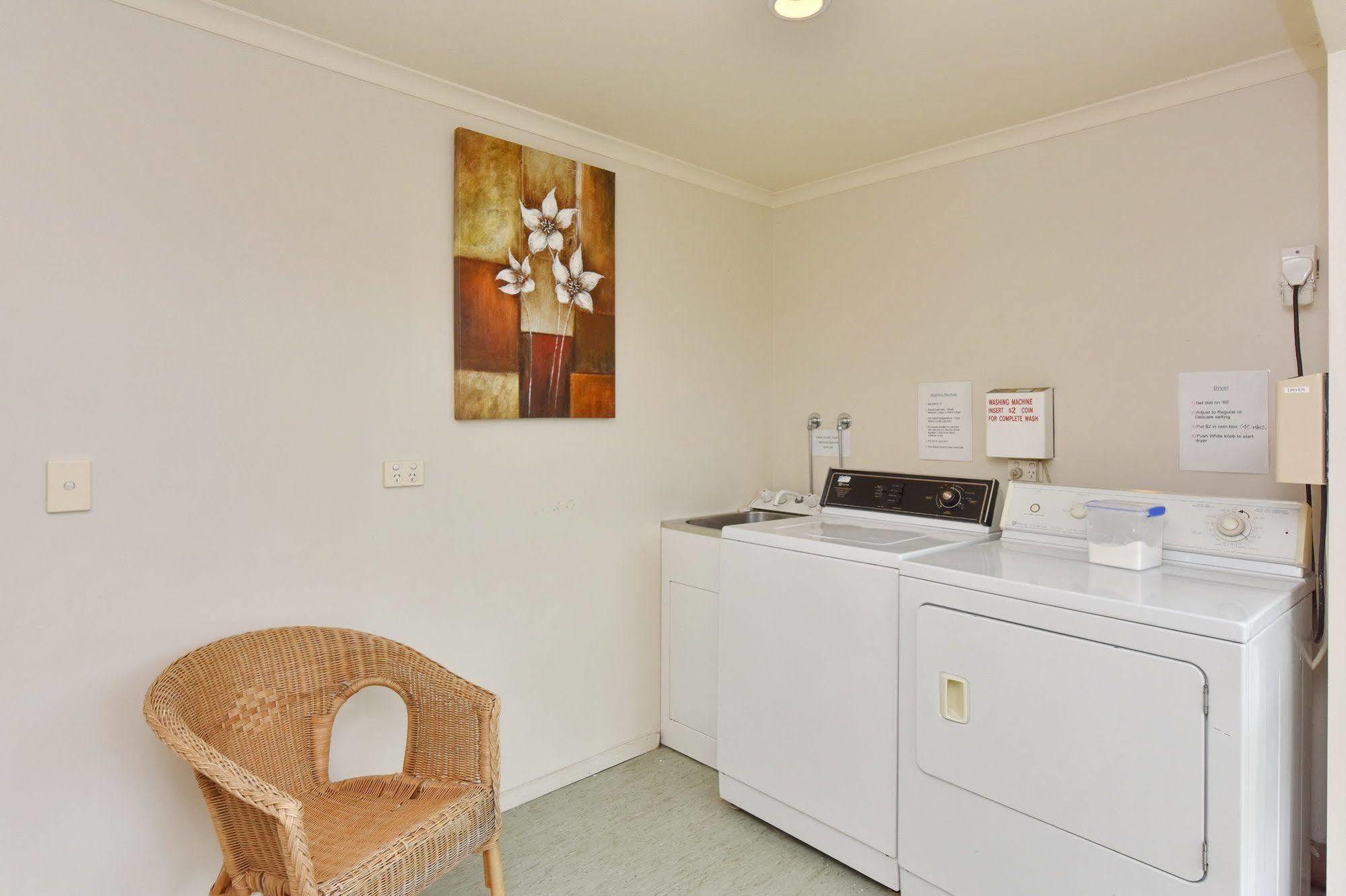 Northcote Motor 3*