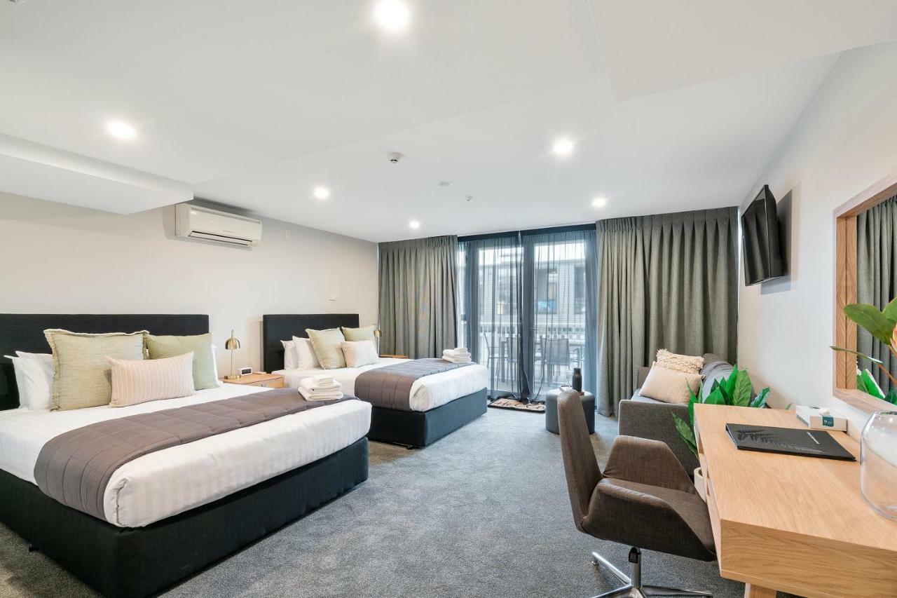 Southwark & 4*
