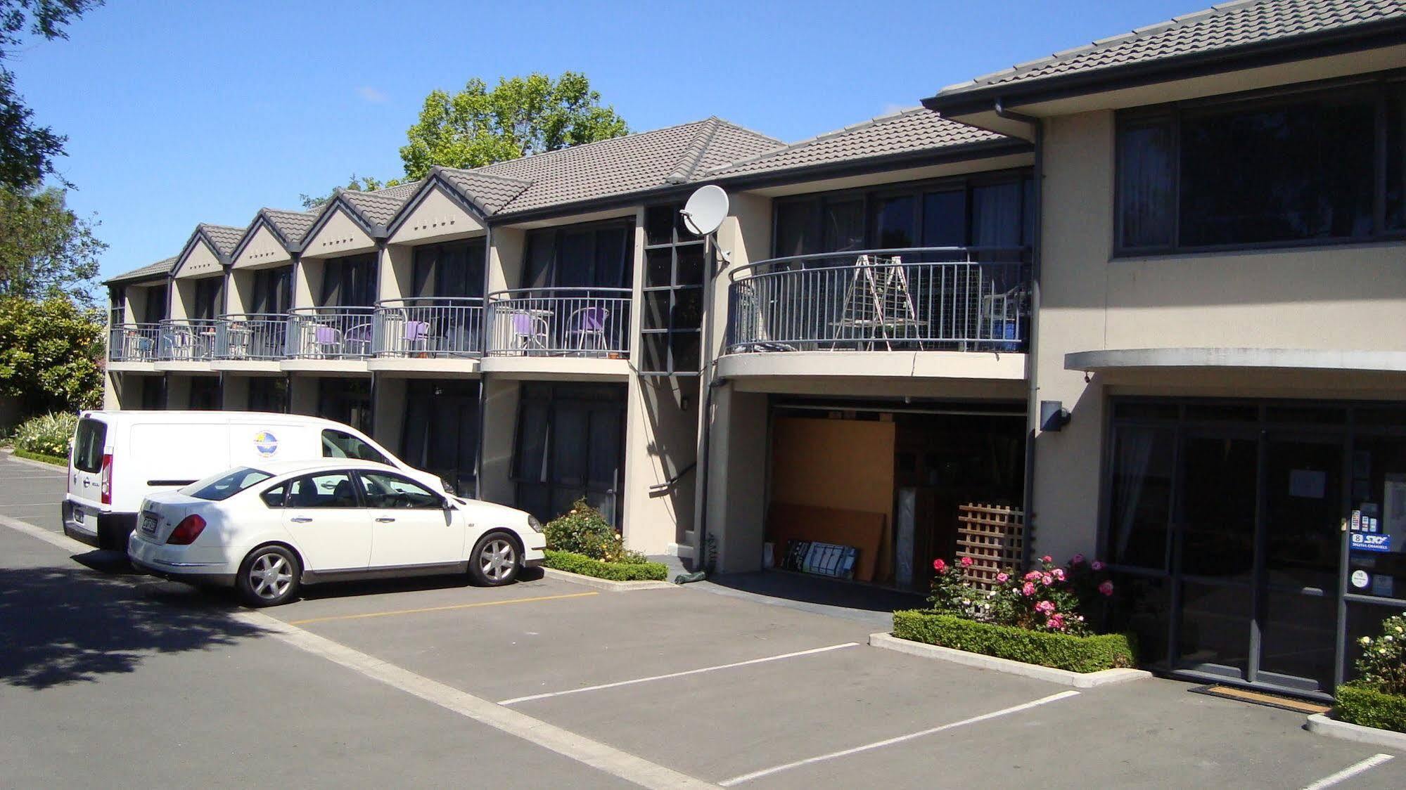 Azena & Motel