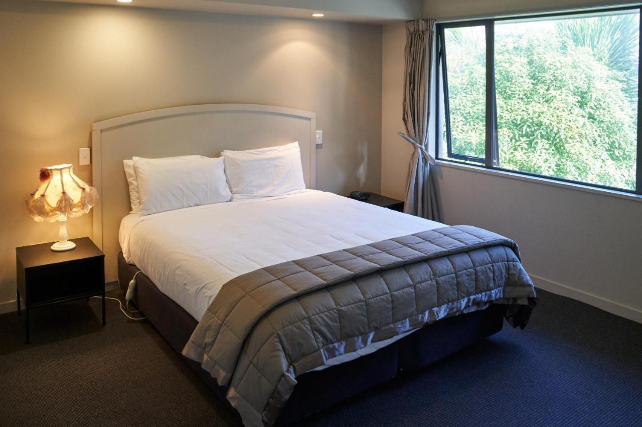 Azena & Motel 4*