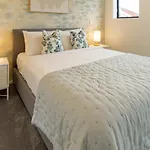 The Majestic Retreat 2 Bed 2 Bath Cbd
