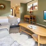 Luxury Escape For 2, Single Level Studio, Papanui