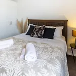 Central City Comfort: 2 Bedroom Gem W/Free Carpark