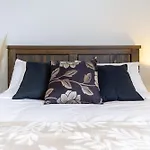 Central City Comfort: 2 Bedroom Gem W/Free Carpark