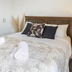 Central City Comfort: 2 Bedroom Gem W/Free Carpark