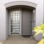 Central City Entire House 2 Bedroom Free Carpark