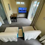 Quiet And New Cnzhouse With Yard Near River In Cbd