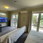 Quiet And New Cnzhouse With Yard Near River In Cbd